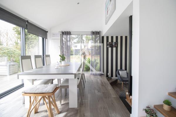 MAISON CONTEMPORAINE AVEC PISCINE