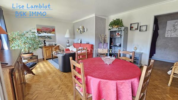Appartement lumineux , belle vue dégagée , de 75,23 m² avec garage et cave – Gap
GAP – À proximité immédiate du centre-ville
Venez découvrir au plus vite cet agréable appartement de 75,23 m² loi Carrez, situé au 6ᵉ et dernier étage avec ascenseur d’une copropriété calme et sécurisée avec interphone.
Idéalement situé, à proximité du centre-ville, des écoles, du collège et du lycée, cet appartement bénéficie d’un environnement pratique au quotidien.
Il se compose d’une entrée , d’une cuisine équipée donnant accès à un agréable petit balcon, ainsi que d’une belle pièce de vie salon-séjour avec accès sur le balcon également particulièrement lumineuse. Possibilité de réunir ces 2 pièces . 
Un couloir avec placards distribue l'espace nuit comprenant deux chambres, une salle de bains avec douche et des WC indépendants.
Le bien est vendu avec un garage privatif et une cave 
La copropriété dispose également d’un local commun destiné aux vélos, poussettes et autres équipements.
Chauffage collectif.
Aucun travaux n’est actuellement prévu dans la copropriété.

Les atouts :

- 75,23 m² loi Carrez
- 6ᵉ et dernier étage
- Appartement très lumineux
- Belle pièce de vie
- 2 chambres
- Cuisine équipée avec balcon
- Nombreux rangements
- WC séparés
- Garage privatif
- Cave
- Local commun vélos/poussettes
- Copropriété sécurisée avec interphone
- Proximité immédiate du centre-ville, écoles, collège et lycée
- Aucun travaux de copropriété prévus
Un appartement lumineux et fonctionnel, idéal pour une résidence principale ou un investissement, à découvrir sans tarder !