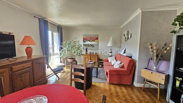 Appartement lumineux , belle vue dégagée , de 75,23 m² avec garage et cave – Gap
GAP – À proximité immédiate du centre-ville
Venez découvrir au plus vite cet agréable appartement de 75,23 m² loi Carrez, situé au 6ᵉ et dernier étage avec ascenseur d’une copropriété calme et sécurisée avec interphone.
Idéalement situé, à proximité du centre-ville, des écoles, du collège et du lycée, cet appartement bénéficie d’un environnement pratique au quotidien.
Il se compose d’une entrée , d’une cuisine équipée donnant accès à un agréable petit balcon, ainsi que d’une belle pièce de vie salon-séjour avec accès sur le balcon également particulièrement lumineuse. Possibilité de réunir ces 2 pièces . 
Un couloir avec placards distribue l'espace nuit comprenant deux chambres, une salle de bains avec douche et des WC indépendants.
Le bien est vendu avec un garage privatif et une cave 
La copropriété dispose également d’un local commun destiné aux vélos, poussettes et autres équipements.
Chauffage collectif.
Aucun travaux n’est actuellement prévu dans la copropriété.

Les atouts :

- 75,23 m² loi Carrez
- 6ᵉ et dernier étage
- Appartement très lumineux
- Belle pièce de vie
- 2 chambres
- Cuisine équipée avec balcon
- Nombreux rangements
- WC séparés
- Garage privatif
- Cave
- Local commun vélos/poussettes
- Copropriété sécurisée avec interphone
- Proximité immédiate du centre-ville, écoles, collège et lycée
- Aucun travaux de copropriété prévus
Un appartement lumineux et fonctionnel, idéal pour une résidence principale ou un investissement, à découvrir sans tarder !