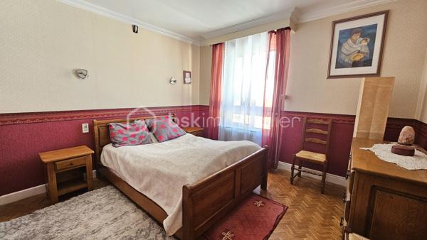 Appartement lumineux , belle vue dégagée , de 75,23 m² avec garage et cave – Gap
GAP – À proximité immédiate du centre-ville
Venez découvrir au plus vite cet agréable appartement de 75,23 m² loi Carrez, situé au 6ᵉ et dernier étage avec ascenseur d’une copropriété calme et sécurisée avec interphone.
Idéalement situé, à proximité du centre-ville, des écoles, du collège et du lycée, cet appartement bénéficie d’un environnement pratique au quotidien.
Il se compose d’une entrée , d’une cuisine équipée donnant accès à un agréable petit balcon, ainsi que d’une belle pièce de vie salon-séjour avec accès sur le balcon également particulièrement lumineuse. Possibilité de réunir ces 2 pièces . 
Un couloir avec placards distribue l'espace nuit comprenant deux chambres, une salle de bains avec douche et des WC indépendants.
Le bien est vendu avec un garage privatif et une cave 
La copropriété dispose également d’un local commun destiné aux vélos, poussettes et autres équipements.
Chauffage collectif.
Aucun travaux n’est actuellement prévu dans la copropriété.

Les atouts :

- 75,23 m² loi Carrez
- 6ᵉ et dernier étage
- Appartement très lumineux
- Belle pièce de vie
- 2 chambres
- Cuisine équipée avec balcon
- Nombreux rangements
- WC séparés
- Garage privatif
- Cave
- Local commun vélos/poussettes
- Copropriété sécurisée avec interphone
- Proximité immédiate du centre-ville, écoles, collège et lycée
- Aucun travaux de copropriété prévus
Un appartement lumineux et fonctionnel, idéal pour une résidence principale ou un investissement, à découvrir sans tarder !