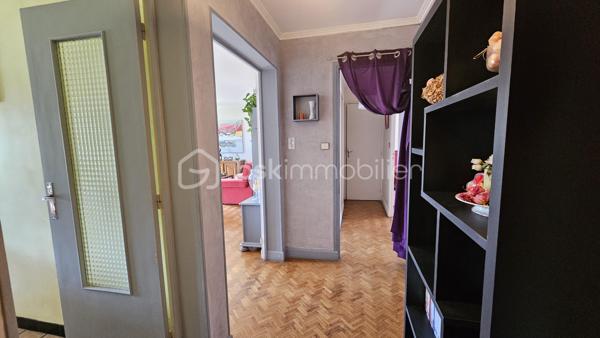 Appartement lumineux , belle vue dégagée , de 75,23 m² avec garage et cave – Gap
GAP – À proximité immédiate du centre-ville
Venez découvrir au plus vite cet agréable appartement de 75,23 m² loi Carrez, situé au 6ᵉ et dernier étage avec ascenseur d’une copropriété calme et sécurisée avec interphone.
Idéalement situé, à proximité du centre-ville, des écoles, du collège et du lycée, cet appartement bénéficie d’un environnement pratique au quotidien.
Il se compose d’une entrée , d’une cuisine équipée donnant accès à un agréable petit balcon, ainsi que d’une belle pièce de vie salon-séjour avec accès sur le balcon également particulièrement lumineuse. Possibilité de réunir ces 2 pièces . 
Un couloir avec placards distribue l'espace nuit comprenant deux chambres, une salle de bains avec douche et des WC indépendants.
Le bien est vendu avec un garage privatif et une cave 
La copropriété dispose également d’un local commun destiné aux vélos, poussettes et autres équipements.
Chauffage collectif.
Aucun travaux n’est actuellement prévu dans la copropriété.

Les atouts :

- 75,23 m² loi Carrez
- 6ᵉ et dernier étage
- Appartement très lumineux
- Belle pièce de vie
- 2 chambres
- Cuisine équipée avec balcon
- Nombreux rangements
- WC séparés
- Garage privatif
- Cave
- Local commun vélos/poussettes
- Copropriété sécurisée avec interphone
- Proximité immédiate du centre-ville, écoles, collège et lycée
- Aucun travaux de copropriété prévus
Un appartement lumineux et fonctionnel, idéal pour une résidence principale ou un investissement, à découvrir sans tarder !