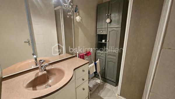Appartement lumineux , belle vue dégagée , de 75,23 m² avec garage et cave – Gap
GAP – À proximité immédiate du centre-ville
Venez découvrir au plus vite cet agréable appartement de 75,23 m² loi Carrez, situé au 6ᵉ et dernier étage avec ascenseur d’une copropriété calme et sécurisée avec interphone.
Idéalement situé, à proximité du centre-ville, des écoles, du collège et du lycée, cet appartement bénéficie d’un environnement pratique au quotidien.
Il se compose d’une entrée , d’une cuisine équipée donnant accès à un agréable petit balcon, ainsi que d’une belle pièce de vie salon-séjour avec accès sur le balcon également particulièrement lumineuse. Possibilité de réunir ces 2 pièces . 
Un couloir avec placards distribue l'espace nuit comprenant deux chambres, une salle de bains avec douche et des WC indépendants.
Le bien est vendu avec un garage privatif et une cave 
La copropriété dispose également d’un local commun destiné aux vélos, poussettes et autres équipements.
Chauffage collectif.
Aucun travaux n’est actuellement prévu dans la copropriété.

Les atouts :

- 75,23 m² loi Carrez
- 6ᵉ et dernier étage
- Appartement très lumineux
- Belle pièce de vie
- 2 chambres
- Cuisine équipée avec balcon
- Nombreux rangements
- WC séparés
- Garage privatif
- Cave
- Local commun vélos/poussettes
- Copropriété sécurisée avec interphone
- Proximité immédiate du centre-ville, écoles, collège et lycée
- Aucun travaux de copropriété prévus
Un appartement lumineux et fonctionnel, idéal pour une résidence principale ou un investissement, à découvrir sans tarder !