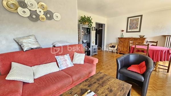 Appartement lumineux , belle vue dégagée , de 75,23 m² avec garage et cave – Gap
GAP – À proximité immédiate du centre-ville
Venez découvrir au plus vite cet agréable appartement de 75,23 m² loi Carrez, situé au 6ᵉ et dernier étage avec ascenseur d’une copropriété calme et sécurisée avec interphone.
Idéalement situé, à proximité du centre-ville, des écoles, du collège et du lycée, cet appartement bénéficie d’un environnement pratique au quotidien.
Il se compose d’une entrée , d’une cuisine équipée donnant accès à un agréable petit balcon, ainsi que d’une belle pièce de vie salon-séjour avec accès sur le balcon également particulièrement lumineuse. Possibilité de réunir ces 2 pièces . 
Un couloir avec placards distribue l'espace nuit comprenant deux chambres, une salle de bains avec douche et des WC indépendants.
Le bien est vendu avec un garage privatif et une cave 
La copropriété dispose également d’un local commun destiné aux vélos, poussettes et autres équipements.
Chauffage collectif.
Aucun travaux n’est actuellement prévu dans la copropriété.

Les atouts :

- 75,23 m² loi Carrez
- 6ᵉ et dernier étage
- Appartement très lumineux
- Belle pièce de vie
- 2 chambres
- Cuisine équipée avec balcon
- Nombreux rangements
- WC séparés
- Garage privatif
- Cave
- Local commun vélos/poussettes
- Copropriété sécurisée avec interphone
- Proximité immédiate du centre-ville, écoles, collège et lycée
- Aucun travaux de copropriété prévus
Un appartement lumineux et fonctionnel, idéal pour une résidence principale ou un investissement, à découvrir sans tarder !