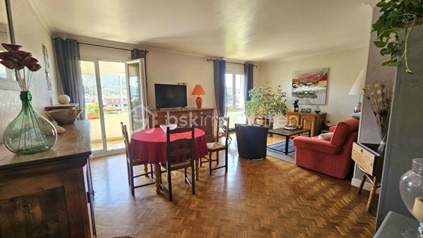 Appartement lumineux , belle vue dégagée , de 75,23 m² avec garage et cave – Gap
GAP – À proximité immédiate du centre-ville
Venez découvrir au plus vite cet agréable appartement de 75,23 m² loi Carrez, situé au 6ᵉ et dernier étage avec ascenseur d’une copropriété calme et sécurisée avec interphone.
Idéalement situé, à proximité du centre-ville, des écoles, du collège et du lycée, cet appartement bénéficie d’un environnement pratique au quotidien.
Il se compose d’une entrée , d’une cuisine équipée donnant accès à un agréable petit balcon, ainsi que d’une belle pièce de vie salon-séjour avec accès sur le balcon également particulièrement lumineuse. Possibilité de réunir ces 2 pièces . 
Un couloir avec placards distribue l'espace nuit comprenant deux chambres, une salle de bains avec douche et des WC indépendants.
Le bien est vendu avec un garage privatif et une cave 
La copropriété dispose également d’un local commun destiné aux vélos, poussettes et autres équipements.
Chauffage collectif.
Aucun travaux n’est actuellement prévu dans la copropriété.

Les atouts :

- 75,23 m² loi Carrez
- 6ᵉ et dernier étage
- Appartement très lumineux
- Belle pièce de vie
- 2 chambres
- Cuisine équipée avec balcon
- Nombreux rangements
- WC séparés
- Garage privatif
- Cave
- Local commun vélos/poussettes
- Copropriété sécurisée avec interphone
- Proximité immédiate du centre-ville, écoles, collège et lycée
- Aucun travaux de copropriété prévus
Un appartement lumineux et fonctionnel, idéal pour une résidence principale ou un investissement, à découvrir sans tarder !