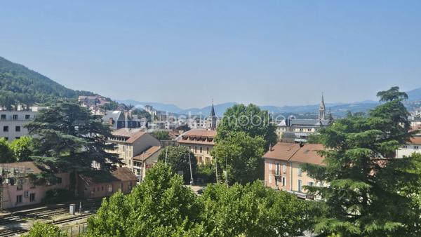 Appartement lumineux , belle vue dégagée , de 75,23 m² avec garage et cave – Gap
GAP – À proximité immédiate du centre-ville
Venez découvrir au plus vite cet agréable appartement de 75,23 m² loi Carrez, situé au 6ᵉ et dernier étage avec ascenseur d’une copropriété calme et sécurisée avec interphone.
Idéalement situé, à proximité du centre-ville, des écoles, du collège et du lycée, cet appartement bénéficie d’un environnement pratique au quotidien.
Il se compose d’une entrée , d’une cuisine équipée donnant accès à un agréable petit balcon, ainsi que d’une belle pièce de vie salon-séjour avec accès sur le balcon également particulièrement lumineuse. Possibilité de réunir ces 2 pièces . 
Un couloir avec placards distribue l'espace nuit comprenant deux chambres, une salle de bains avec douche et des WC indépendants.
Le bien est vendu avec un garage privatif et une cave 
La copropriété dispose également d’un local commun destiné aux vélos, poussettes et autres équipements.
Chauffage collectif.
Aucun travaux n’est actuellement prévu dans la copropriété.

Les atouts :

- 75,23 m² loi Carrez
- 6ᵉ et dernier étage
- Appartement très lumineux
- Belle pièce de vie
- 2 chambres
- Cuisine équipée avec balcon
- Nombreux rangements
- WC séparés
- Garage privatif
- Cave
- Local commun vélos/poussettes
- Copropriété sécurisée avec interphone
- Proximité immédiate du centre-ville, écoles, collège et lycée
- Aucun travaux de copropriété prévus
Un appartement lumineux et fonctionnel, idéal pour une résidence principale ou un investissement, à découvrir sans tarder !