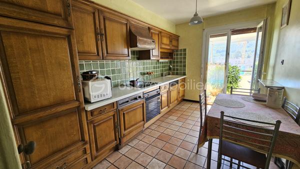 Appartement lumineux , belle vue dégagée , de 75,23 m² avec garage et cave – Gap
GAP – À proximité immédiate du centre-ville
Venez découvrir au plus vite cet agréable appartement de 75,23 m² loi Carrez, situé au 6ᵉ et dernier étage avec ascenseur d’une copropriété calme et sécurisée avec interphone.
Idéalement situé, à proximité du centre-ville, des écoles, du collège et du lycée, cet appartement bénéficie d’un environnement pratique au quotidien.
Il se compose d’une entrée , d’une cuisine équipée donnant accès à un agréable petit balcon, ainsi que d’une belle pièce de vie salon-séjour avec accès sur le balcon également particulièrement lumineuse. Possibilité de réunir ces 2 pièces . 
Un couloir avec placards distribue l'espace nuit comprenant deux chambres, une salle de bains avec douche et des WC indépendants.
Le bien est vendu avec un garage privatif et une cave 
La copropriété dispose également d’un local commun destiné aux vélos, poussettes et autres équipements.
Chauffage collectif.
Aucun travaux n’est actuellement prévu dans la copropriété.

Les atouts :

- 75,23 m² loi Carrez
- 6ᵉ et dernier étage
- Appartement très lumineux
- Belle pièce de vie
- 2 chambres
- Cuisine équipée avec balcon
- Nombreux rangements
- WC séparés
- Garage privatif
- Cave
- Local commun vélos/poussettes
- Copropriété sécurisée avec interphone
- Proximité immédiate du centre-ville, écoles, collège et lycée
- Aucun travaux de copropriété prévus
Un appartement lumineux et fonctionnel, idéal pour une résidence principale ou un investissement, à découvrir sans tarder !