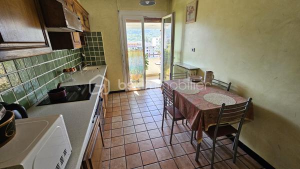Appartement lumineux , belle vue dégagée , de 75,23 m² avec garage et cave – Gap
GAP – À proximité immédiate du centre-ville
Venez découvrir au plus vite cet agréable appartement de 75,23 m² loi Carrez, situé au 6ᵉ et dernier étage avec ascenseur d’une copropriété calme et sécurisée avec interphone.
Idéalement situé, à proximité du centre-ville, des écoles, du collège et du lycée, cet appartement bénéficie d’un environnement pratique au quotidien.
Il se compose d’une entrée , d’une cuisine équipée donnant accès à un agréable petit balcon, ainsi que d’une belle pièce de vie salon-séjour avec accès sur le balcon également particulièrement lumineuse. Possibilité de réunir ces 2 pièces . 
Un couloir avec placards distribue l'espace nuit comprenant deux chambres, une salle de bains avec douche et des WC indépendants.
Le bien est vendu avec un garage privatif et une cave 
La copropriété dispose également d’un local commun destiné aux vélos, poussettes et autres équipements.
Chauffage collectif.
Aucun travaux n’est actuellement prévu dans la copropriété.

Les atouts :

- 75,23 m² loi Carrez
- 6ᵉ et dernier étage
- Appartement très lumineux
- Belle pièce de vie
- 2 chambres
- Cuisine équipée avec balcon
- Nombreux rangements
- WC séparés
- Garage privatif
- Cave
- Local commun vélos/poussettes
- Copropriété sécurisée avec interphone
- Proximité immédiate du centre-ville, écoles, collège et lycée
- Aucun travaux de copropriété prévus
Un appartement lumineux et fonctionnel, idéal pour une résidence principale ou un investissement, à découvrir sans tarder !