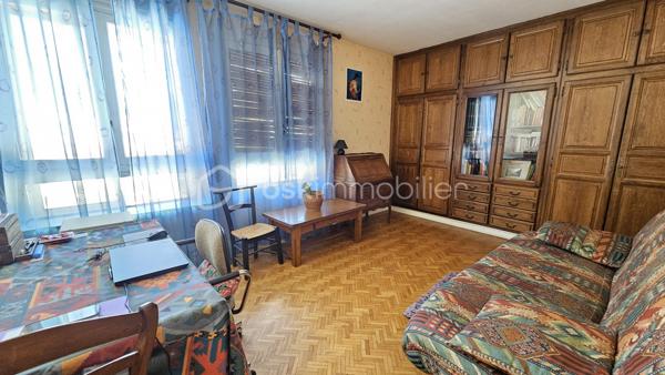 Appartement lumineux , belle vue dégagée , de 75,23 m² avec garage et cave – Gap
GAP – À proximité immédiate du centre-ville
Venez découvrir au plus vite cet agréable appartement de 75,23 m² loi Carrez, situé au 6ᵉ et dernier étage avec ascenseur d’une copropriété calme et sécurisée avec interphone.
Idéalement situé, à proximité du centre-ville, des écoles, du collège et du lycée, cet appartement bénéficie d’un environnement pratique au quotidien.
Il se compose d’une entrée , d’une cuisine équipée donnant accès à un agréable petit balcon, ainsi que d’une belle pièce de vie salon-séjour avec accès sur le balcon également particulièrement lumineuse. Possibilité de réunir ces 2 pièces . 
Un couloir avec placards distribue l'espace nuit comprenant deux chambres, une salle de bains avec douche et des WC indépendants.
Le bien est vendu avec un garage privatif et une cave 
La copropriété dispose également d’un local commun destiné aux vélos, poussettes et autres équipements.
Chauffage collectif.
Aucun travaux n’est actuellement prévu dans la copropriété.

Les atouts :

- 75,23 m² loi Carrez
- 6ᵉ et dernier étage
- Appartement très lumineux
- Belle pièce de vie
- 2 chambres
- Cuisine équipée avec balcon
- Nombreux rangements
- WC séparés
- Garage privatif
- Cave
- Local commun vélos/poussettes
- Copropriété sécurisée avec interphone
- Proximité immédiate du centre-ville, écoles, collège et lycée
- Aucun travaux de copropriété prévus
Un appartement lumineux et fonctionnel, idéal pour une résidence principale ou un investissement, à découvrir sans tarder !