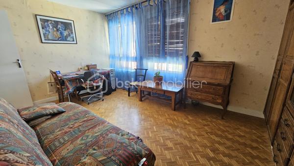 Appartement lumineux , belle vue dégagée , de 75,23 m² avec garage et cave – Gap
GAP – À proximité immédiate du centre-ville
Venez découvrir au plus vite cet agréable appartement de 75,23 m² loi Carrez, situé au 6ᵉ et dernier étage avec ascenseur d’une copropriété calme et sécurisée avec interphone.
Idéalement situé, à proximité du centre-ville, des écoles, du collège et du lycée, cet appartement bénéficie d’un environnement pratique au quotidien.
Il se compose d’une entrée , d’une cuisine équipée donnant accès à un agréable petit balcon, ainsi que d’une belle pièce de vie salon-séjour avec accès sur le balcon également particulièrement lumineuse. Possibilité de réunir ces 2 pièces . 
Un couloir avec placards distribue l'espace nuit comprenant deux chambres, une salle de bains avec douche et des WC indépendants.
Le bien est vendu avec un garage privatif et une cave 
La copropriété dispose également d’un local commun destiné aux vélos, poussettes et autres équipements.
Chauffage collectif.
Aucun travaux n’est actuellement prévu dans la copropriété.

Les atouts :

- 75,23 m² loi Carrez
- 6ᵉ et dernier étage
- Appartement très lumineux
- Belle pièce de vie
- 2 chambres
- Cuisine équipée avec balcon
- Nombreux rangements
- WC séparés
- Garage privatif
- Cave
- Local commun vélos/poussettes
- Copropriété sécurisée avec interphone
- Proximité immédiate du centre-ville, écoles, collège et lycée
- Aucun travaux de copropriété prévus
Un appartement lumineux et fonctionnel, idéal pour une résidence principale ou un investissement, à découvrir sans tarder !