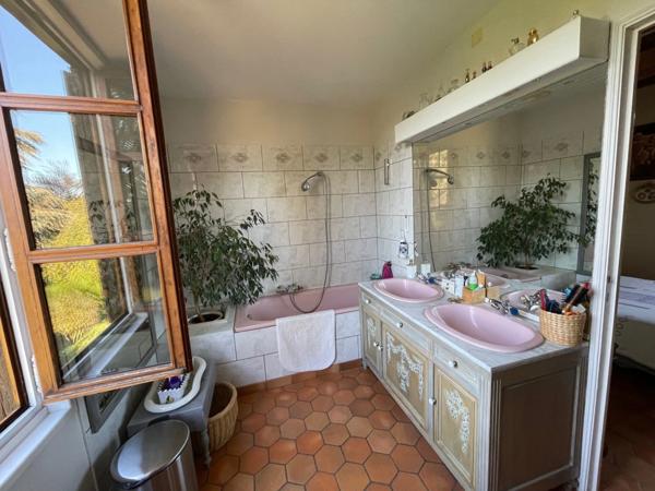 Elégante dans son parc