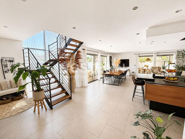 Maison Marignane 5 pièces 156,3 m², 3 chambres, bureau, piscine, jardin, terrasse, exposition plein sud, prestations haut de gamme