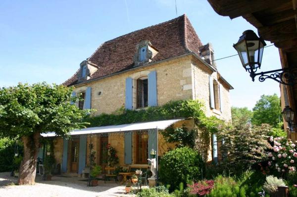 Maison ancienne - Le bugue Belle maison en pierre du 18ème restaurée, 3 chambres, véranda, proche de tous commerces.Terrasse couverte avec four à pain et terrain plat piscinable d'environ 2000m².