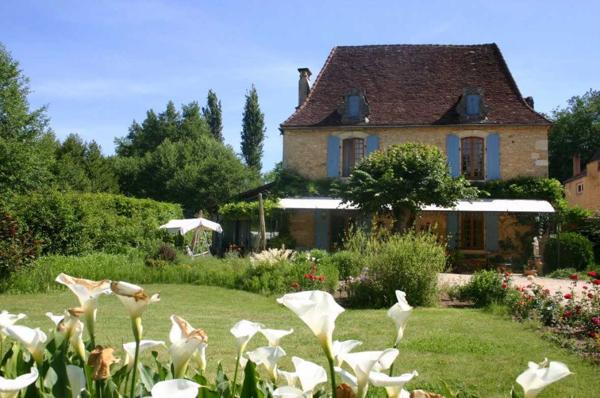 Maison ancienne - Le bugue Belle maison en pierre du 18ème restaurée, 3 chambres, véranda, proche de tous commerces.Terrasse couverte avec four à pain et terrain plat piscinable d'environ 2000m².