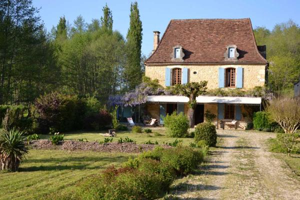Maison ancienne - Le bugue Belle maison en pierre du 18ème restaurée, 3 chambres, véranda, proche de tous commerces.Terrasse couverte avec four à pain et terrain plat piscinable d'environ 2000m².