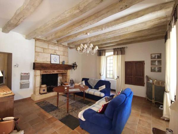 Maison ancienne - Le bugue Belle maison en pierre du 18ème restaurée, 3 chambres, véranda, proche de tous commerces.Terrasse couverte avec four à pain et terrain plat piscinable d'environ 2000m².