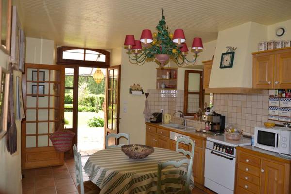 Maison ancienne - Le bugue Belle maison en pierre du 18ème restaurée, 3 chambres, véranda, proche de tous commerces.Terrasse couverte avec four à pain et terrain plat piscinable d'environ 2000m².