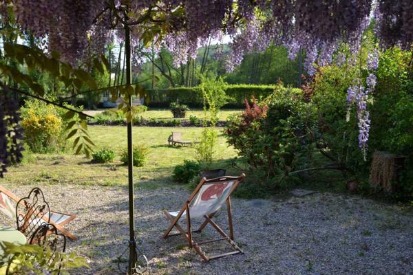 Maison ancienne - Le bugue Belle maison en pierre du 18ème restaurée, 3 chambres, véranda, proche de tous commerces.Terrasse couverte avec four à pain et terrain plat piscinable d'environ 2000m².