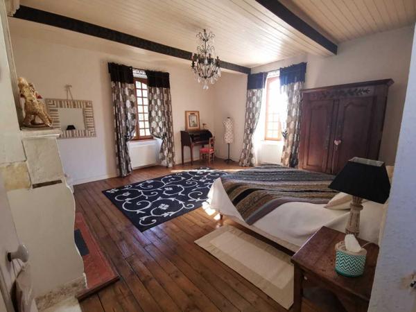 Maison ancienne - Le bugue Belle maison en pierre du 18ème restaurée, 3 chambres, véranda, proche de tous commerces.Terrasse couverte avec four à pain et terrain plat piscinable d'environ 2000m².