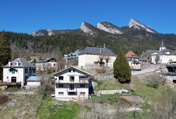 Saint-Pierre-de-Chartreuse (38380) Maison avec vue à couper le souffle - 35 mn de Grenoble - ensoleillement - terrasses aménagées - terrain