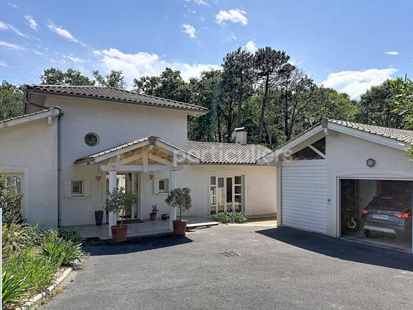 Vente
                Maison164 m² - 7 Pièces -
                    Biarritz (64200)