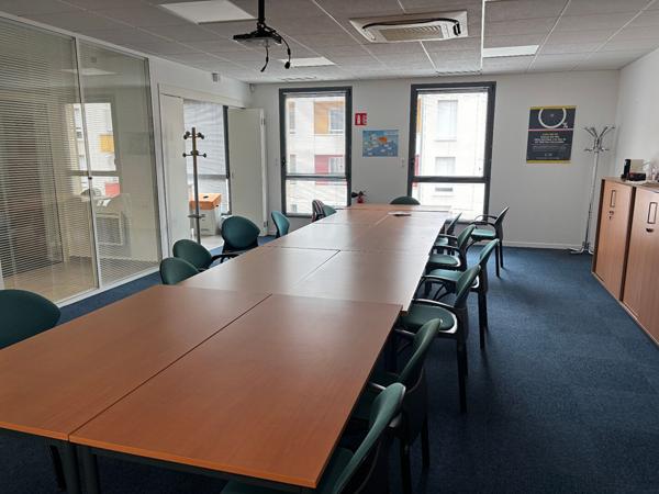 Bureau
        
        - 522 m²
