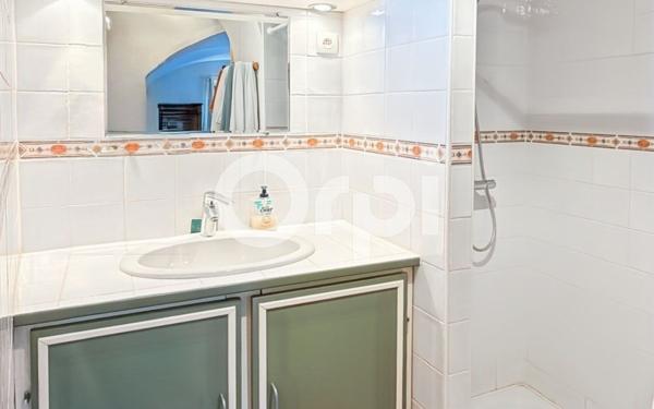Maison à vendre    9 pièces •  Grospierres
