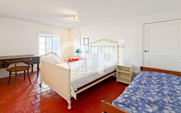 Maison à vendre    9 pièces •  Grospierres