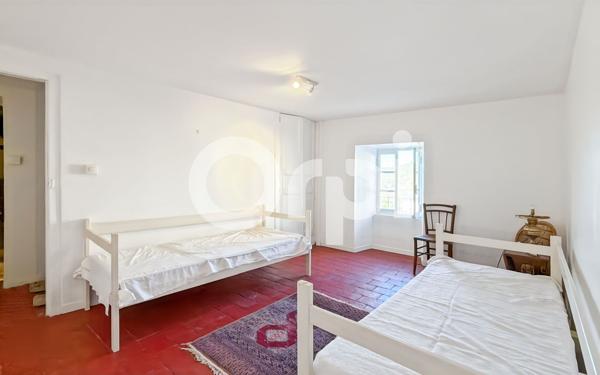 Maison à vendre    9 pièces •  Grospierres