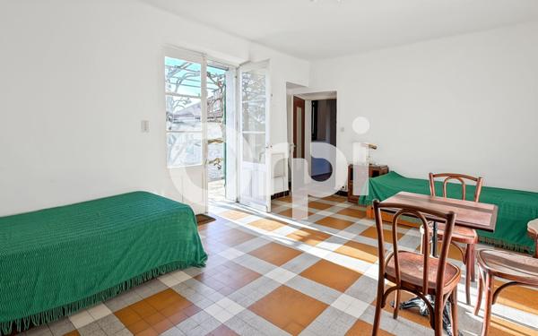 Maison à vendre    9 pièces •  Grospierres