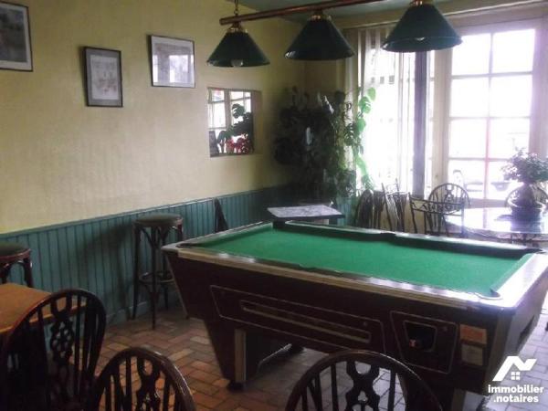 Au centre de VILLAINES-LA-JUHEL (53), immeuble à usage commercial et d'habitation comprenant sa...