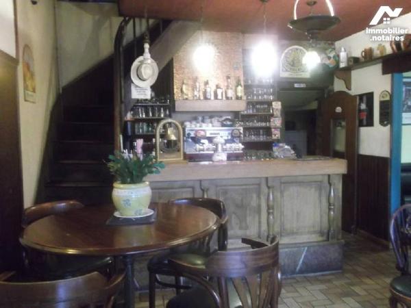 Au centre de VILLAINES-LA-JUHEL (53), immeuble à usage commercial et d'habitation comprenant sa...