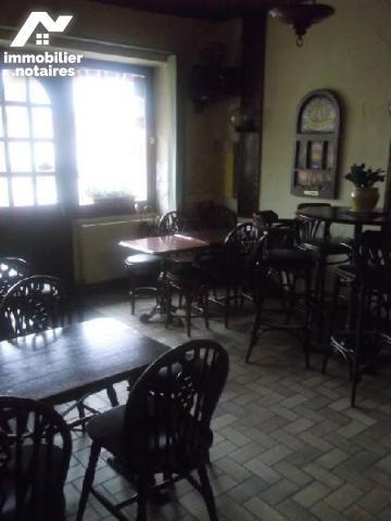 Au centre de VILLAINES-LA-JUHEL (53), immeuble à usage commercial et d'habitation comprenant sa...