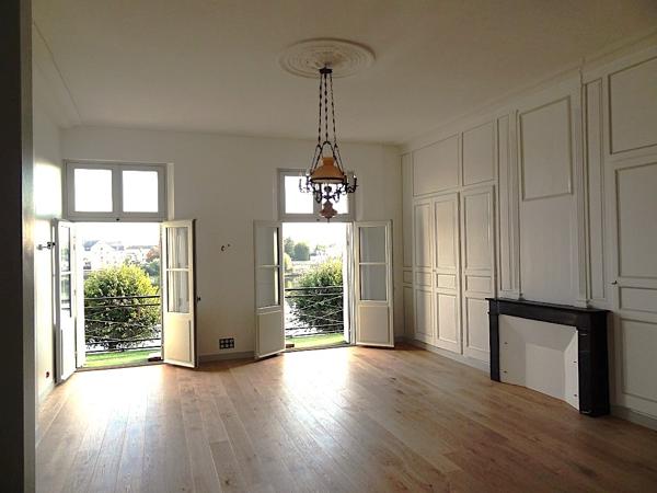 Saumur centre-ville : appartement vue sur Loire, de standing 3 chambres , parking et cave