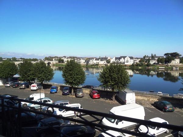 Saumur centre-ville : appartement vue sur Loire, de standing 3 chambres , parking et cave