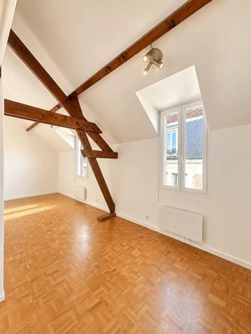 Location                                                      Appartement
                        
                     3 pièces                      72 m2                     à Fontainebleau