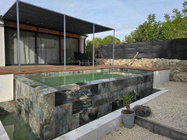 Maison moderne de 147 m2 en plain pieds, avec piscine à débordement sur Malemort-du-comtat