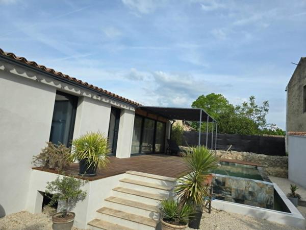 Maison moderne de 147 m2 en plain pieds, avec piscine à débordement sur Malemort-du-comtat