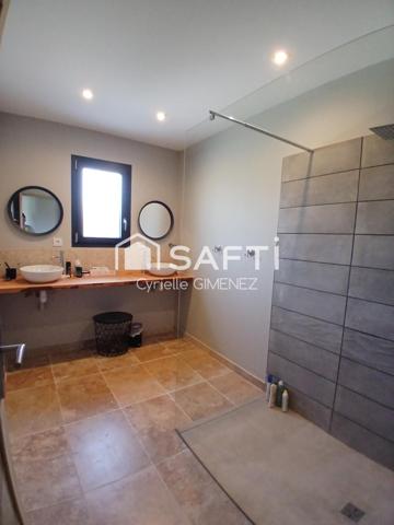 Maison moderne de 147 m2 en plain pieds, avec piscine à débordement sur Malemort-du-comtat