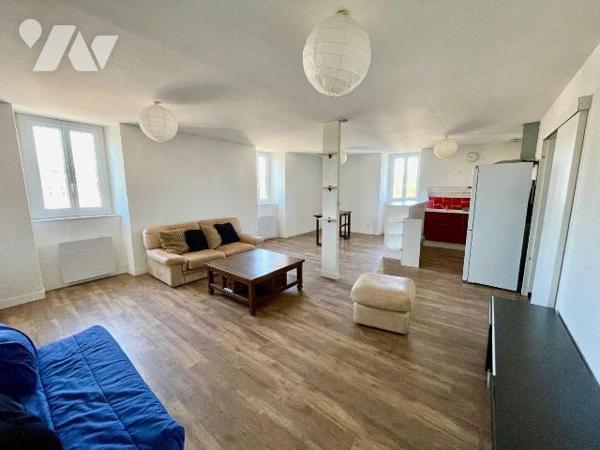 Appartement en parfait état  en hyper centre à Lannion (22300).
Ayant entrée, grand séjour, un...