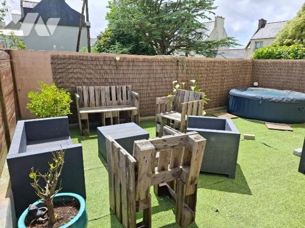 FINISTERE (029)
A 5 kms des plages, à proximité de toutes commodités, maison d'habitation situ...