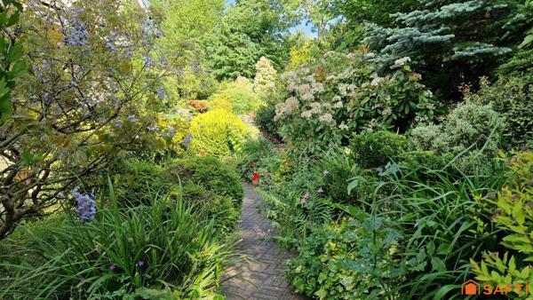 Maison familiale à réinventer dans un écrin de verdure