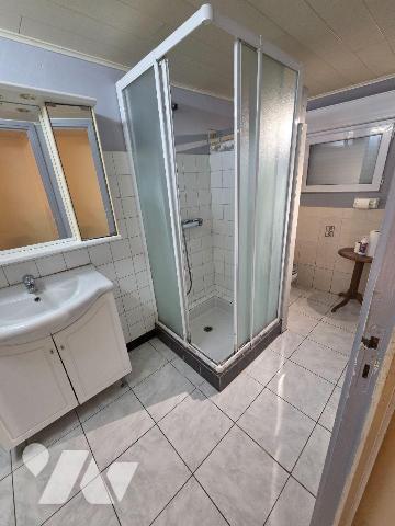 A vendre à CEAUCE(61), proche des commerces, une maison comprenant un séjour(30 m²) avec cuisin...