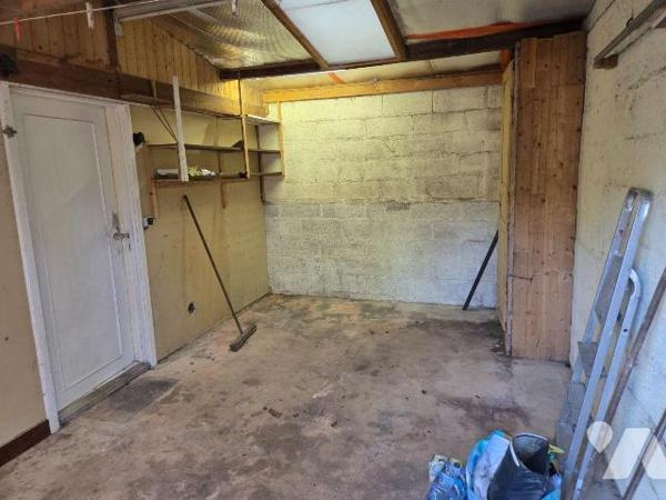 A vendre à CEAUCE(61), proche des commerces, une maison comprenant un séjour(30 m²) avec cuisin...