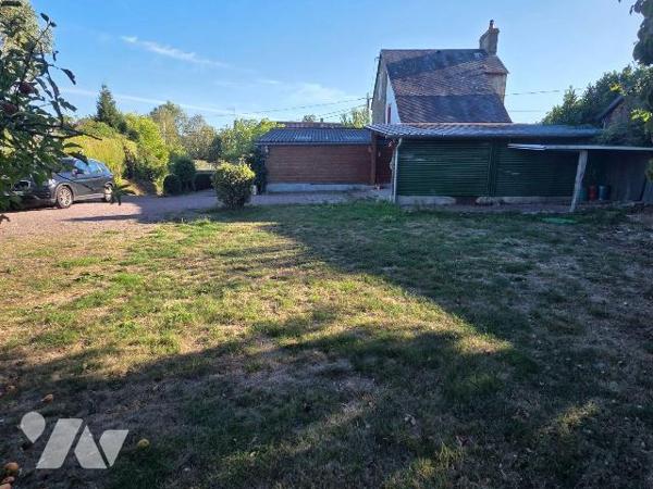 A vendre à CEAUCE(61), proche des commerces, une maison comprenant un séjour(30 m²) avec cuisin...
