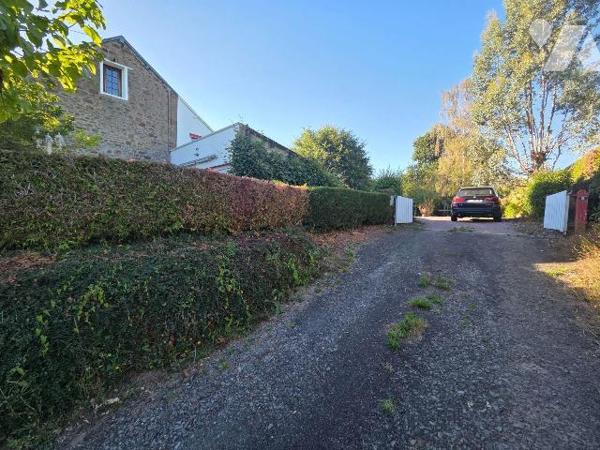 A vendre à CEAUCE(61), proche des commerces, une maison comprenant un séjour(30 m²) avec cuisin...