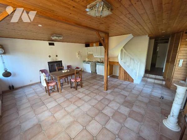 A vendre à CEAUCE(61), proche des commerces, une maison comprenant un séjour(30 m²) avec cuisin...