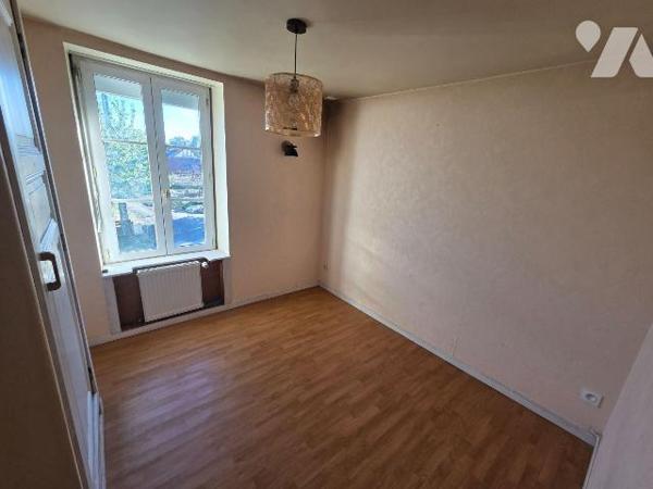 A vendre à CEAUCE(61), proche des commerces, une maison comprenant un séjour(30 m²) avec cuisin...