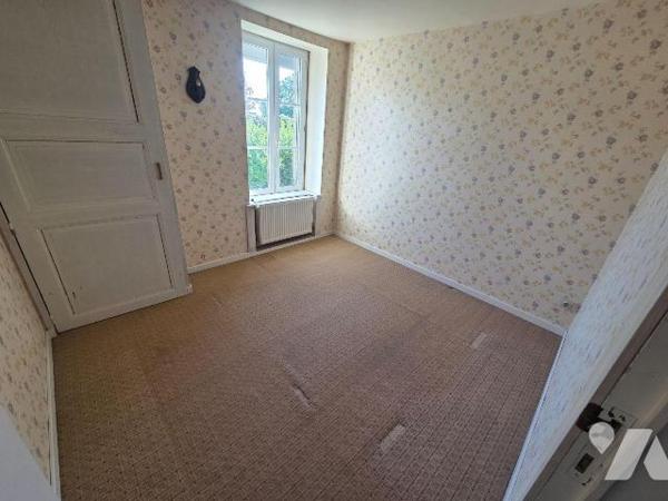 A vendre à CEAUCE(61), proche des commerces, une maison comprenant un séjour(30 m²) avec cuisin...