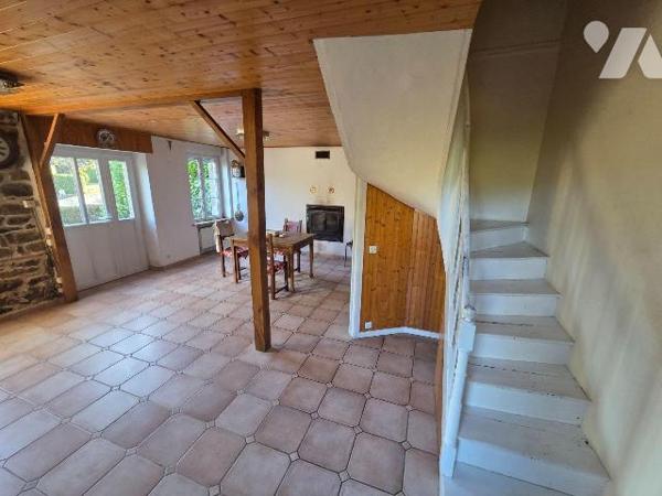 A vendre à CEAUCE(61), proche des commerces, une maison comprenant un séjour(30 m²) avec cuisin...