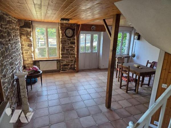 A vendre à CEAUCE(61), proche des commerces, une maison comprenant un séjour(30 m²) avec cuisin...